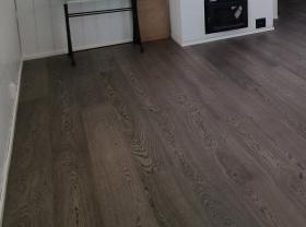 Jäännöserä TARKETT Graphite grey tammiparkettia. Kokonainen paketti 2.51 neliötä sekä lisäksi n 1.5 neliötä. Suojamuovirulla kaupan päälle. Noudettavissa Raaseporista.