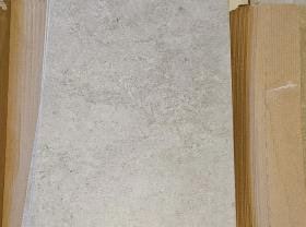 Myydään 36m2 erä harmaata hyvälaatuista seinälaattaa.