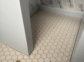 Valkoinen kuusikulmainen laatta