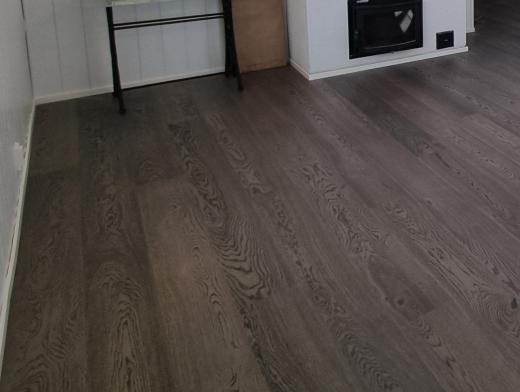 Jäännöserä TARKETT Graphite grey tammiparkettia. Kokonainen paketti 2.51 neliötä sekä lisäksi n 1.5 neliötä. Suojamuovirulla kaupan päälle. Noudettavissa Raaseporista.