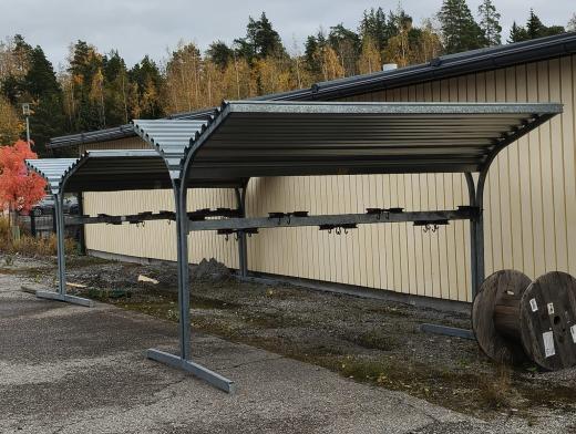 Metallinen pyöräkatos telineillä