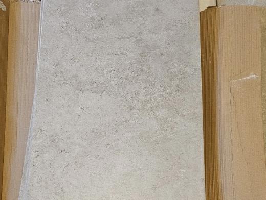 Myydään 36m2 erä harmaata hyvälaatuista seinälaattaa.