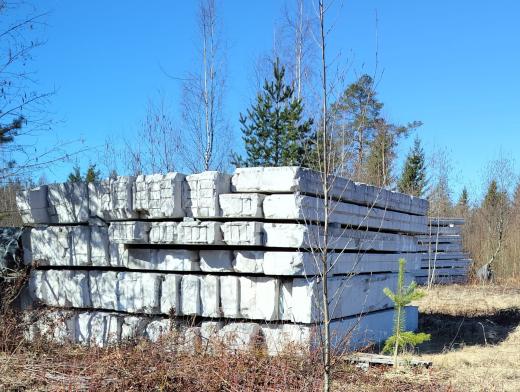 PRakennuksesta purettuja betonipilareita